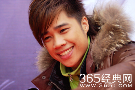 Tank街头献唱 希望重返歌坛