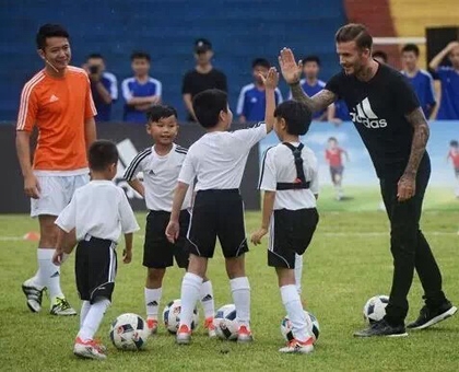 贝克汉姆空降广州 执信中学娱乐踢球