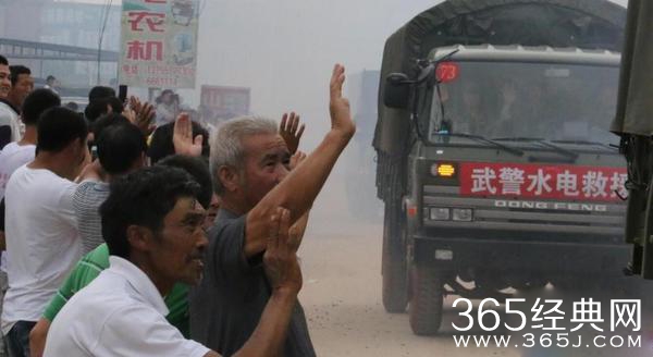 江西鄱阳县决口完成复堤 群众含泪挥别官兵