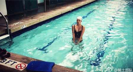 章子怡产后水中训练 泳装现身身材丰满