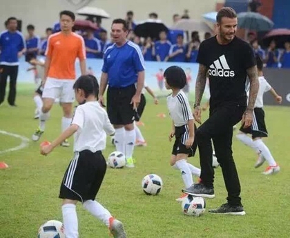 贝克汉姆空降广州 执信中学娱乐踢球