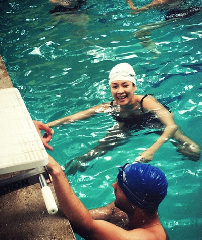 章子怡产后水中训练 泳装现身身材丰满