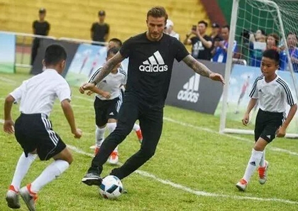 贝克汉姆空降广州 执信中学娱乐踢球