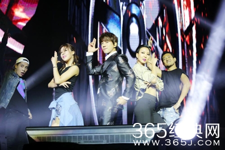 黄致列深圳献唱 与歌迷互动引爆全场热潮