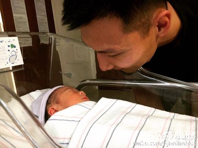 易建联再得一子：你们兄弟俩帮我保护好妈妈