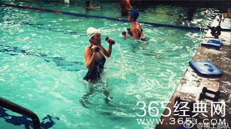 章子怡产后水中训练 泳装现身身材丰满