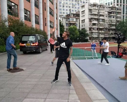 贝克汉姆空降广州 执信中学娱乐踢球