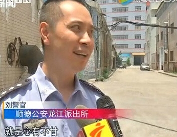 歹徒抢劫不成大骂女孩找不到男友 网友笑称智商太低