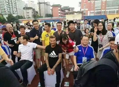 贝克汉姆空降广州 执信中学娱乐踢球