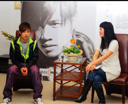 Tank街头献唱 希望重返歌坛