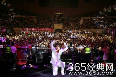 黄致列深圳献唱 与歌迷互动引爆全场热潮