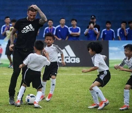 贝克汉姆空降广州 执信中学娱乐踢球