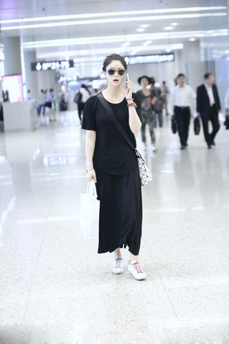 蒋欣机场自推行李 华妃娘娘变身潮流达人