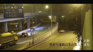 小情侣车内吵架 小伙下车遇飞来横祸