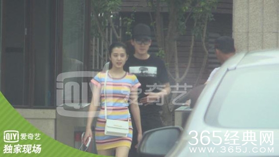 五阿哥张睿恋情曝光 与女友牵手吃烧烤