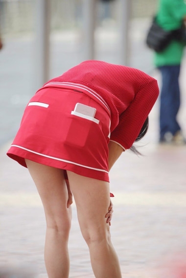 刘嘉玲录制真人秀节 低头撑腿险走光