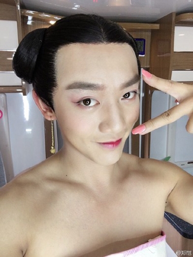 郑恺晒女装自拍 美艳妖娆赛天仙