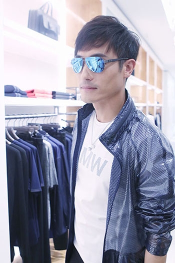 耿乐出席时尚活动 绅士风格出场帅气痞范足