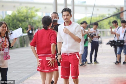 刘嘉玲录制真人秀节 低头撑腿险走光