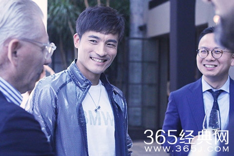 耿乐出席时尚活动 绅士风格出场帅气痞范足