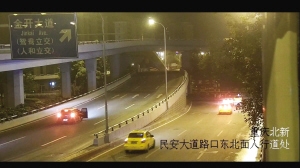 小情侣车内吵架 小伙下车遇飞来横祸