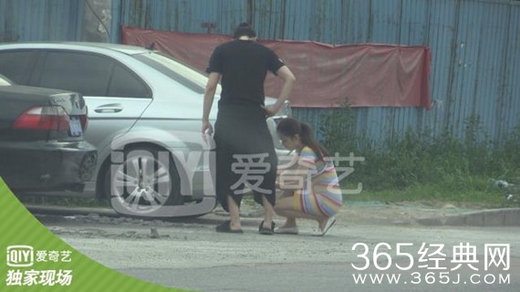 五阿哥张睿恋情曝光 与女友牵手吃烧烤