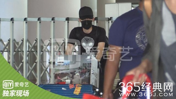 五阿哥张睿恋情曝光 与女友牵手吃烧烤