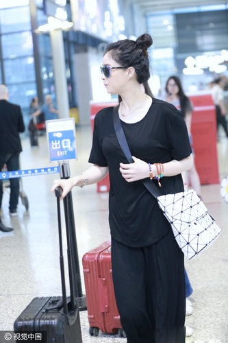 蒋欣机场自推行李 华妃娘娘变身潮流达人