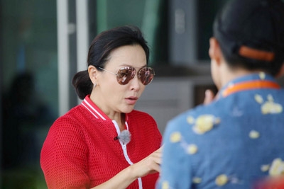 刘嘉玲录制真人秀节 低头撑腿险走光