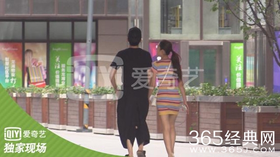 五阿哥张睿恋情曝光 与女友牵手吃烧烤