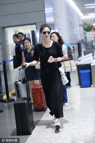 蒋欣机场自推行李 华妃娘娘变身潮流达人
