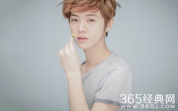 鹿晗罕见动怒情绪失控 为护粉丝下车训斥黄牛