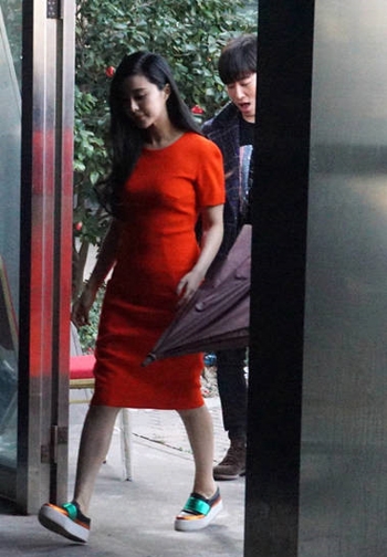 范冰冰李晨宛如连体婴 连在火车上都要搂腰秀恩爱