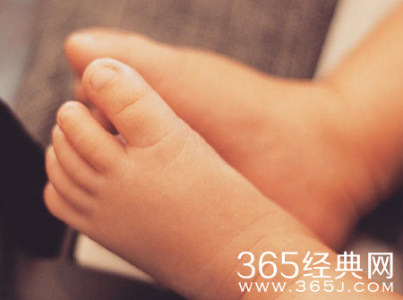 李小鹏娇妻庆祝二胎宝宝满月 奥莉萌化出镜