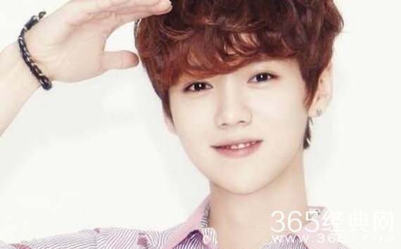 鹿晗罕见动怒情绪失控 为护粉丝下车训斥黄牛