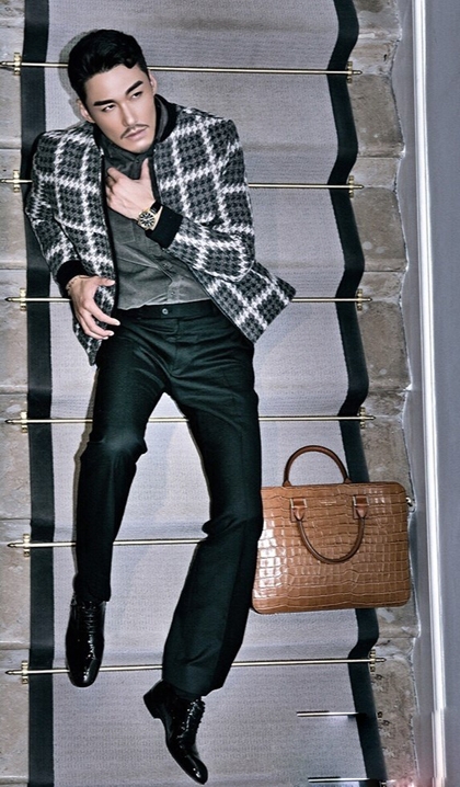 胡兵曝复古写真大片 尽显型男绅士魅力