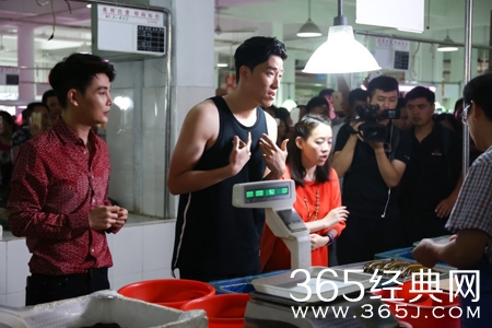 刘翔菜场被表白 为感恩亲自买菜下厨