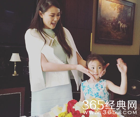 李小鹏娇妻庆祝二胎宝宝满月 奥莉萌化出镜