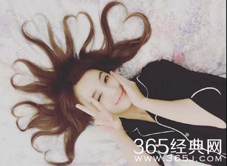 李小璐“床照”来袭 馨爷辛苦了