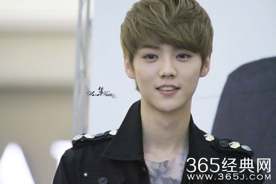 鹿晗罕见动怒情绪失控 为护粉丝下车训斥黄牛