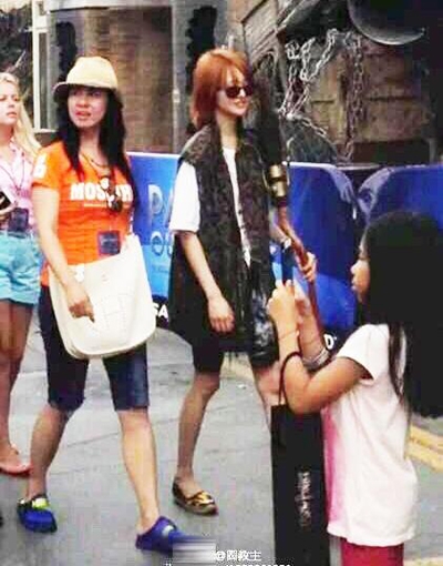 小仙女郑爽美国度假 身形消瘦成纸片人