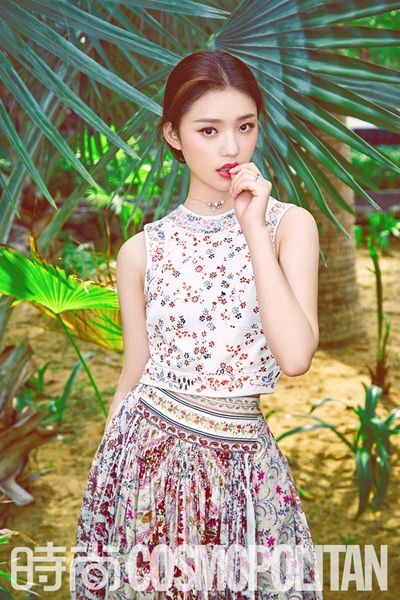 林允夏日写真大片曝光 气质出众演绎花季少女