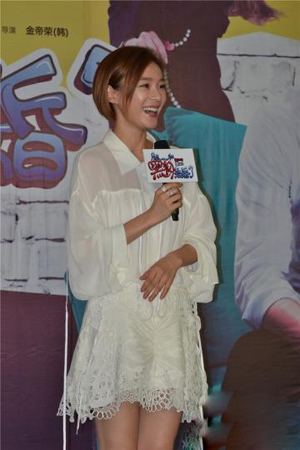 袁姗姗成都现身 自曝马甲线诀窍