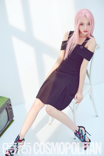 林允夏日写真大片曝光 气质出众演绎花季少女