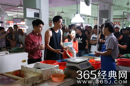 刘翔菜场被表白 为感恩亲自买菜下厨