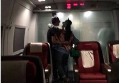 范冰冰李晨宛如连体婴 连在火车上都要搂腰秀恩爱