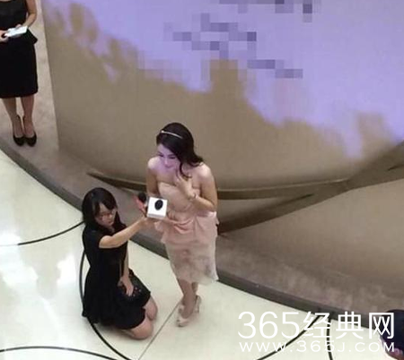 秦岚助理跪地为其举话筒 经纪公司发声明