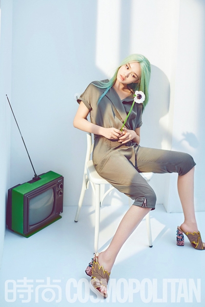 林允夏日写真大片曝光 气质出众演绎花季少女