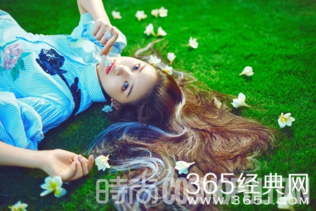 林允夏日写真大片曝光 气质出众演绎花季少女
