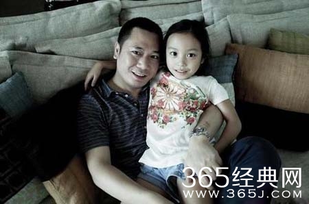 赵薇晒老公女儿合影回应感情危机